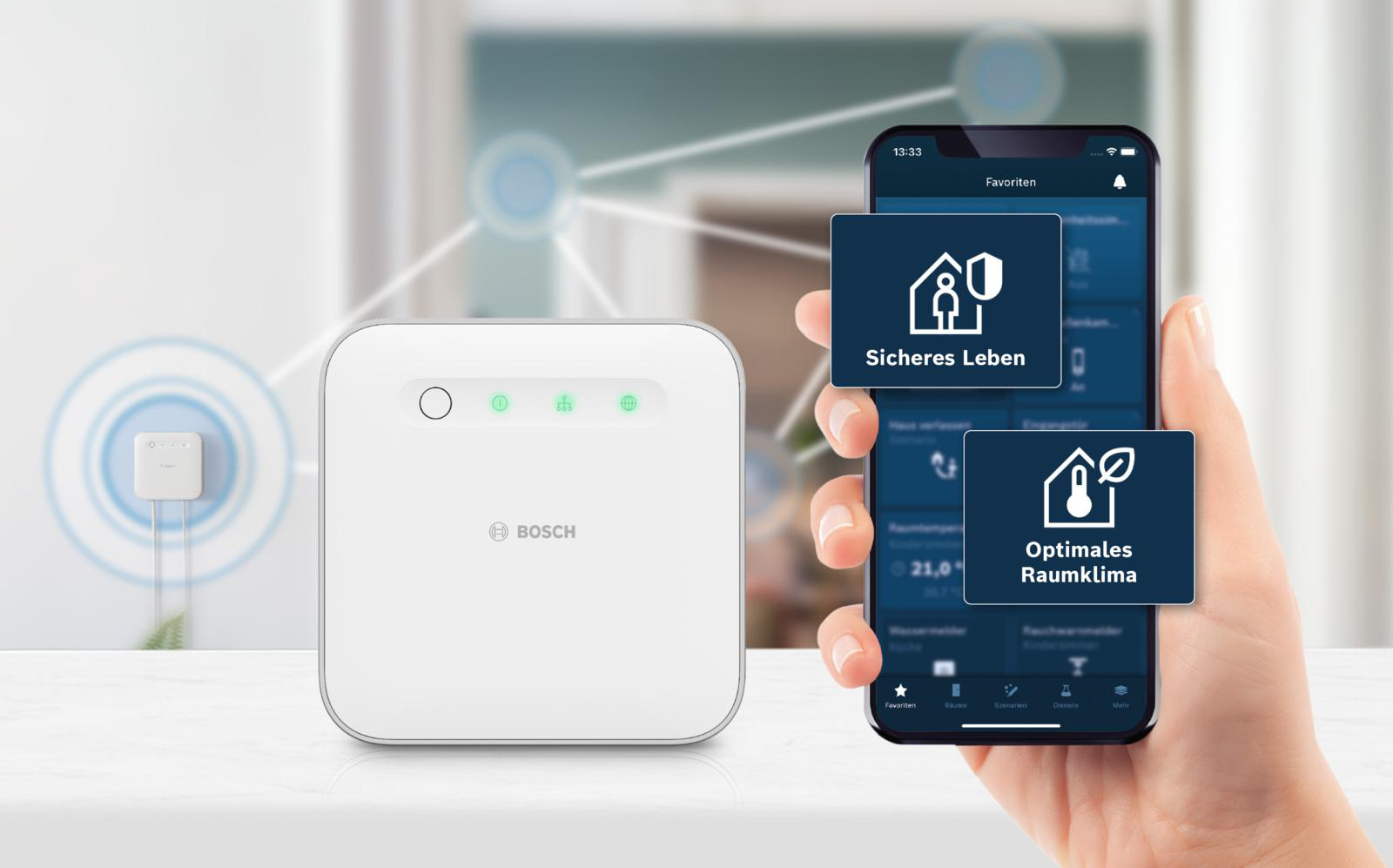 Ein weißes Smart-Home-Gerät neben einem Telefon mit App-Bildschirmen. Das Telefon zeigt 'Sicheres Leben' und 'Optimales Raumklima'.