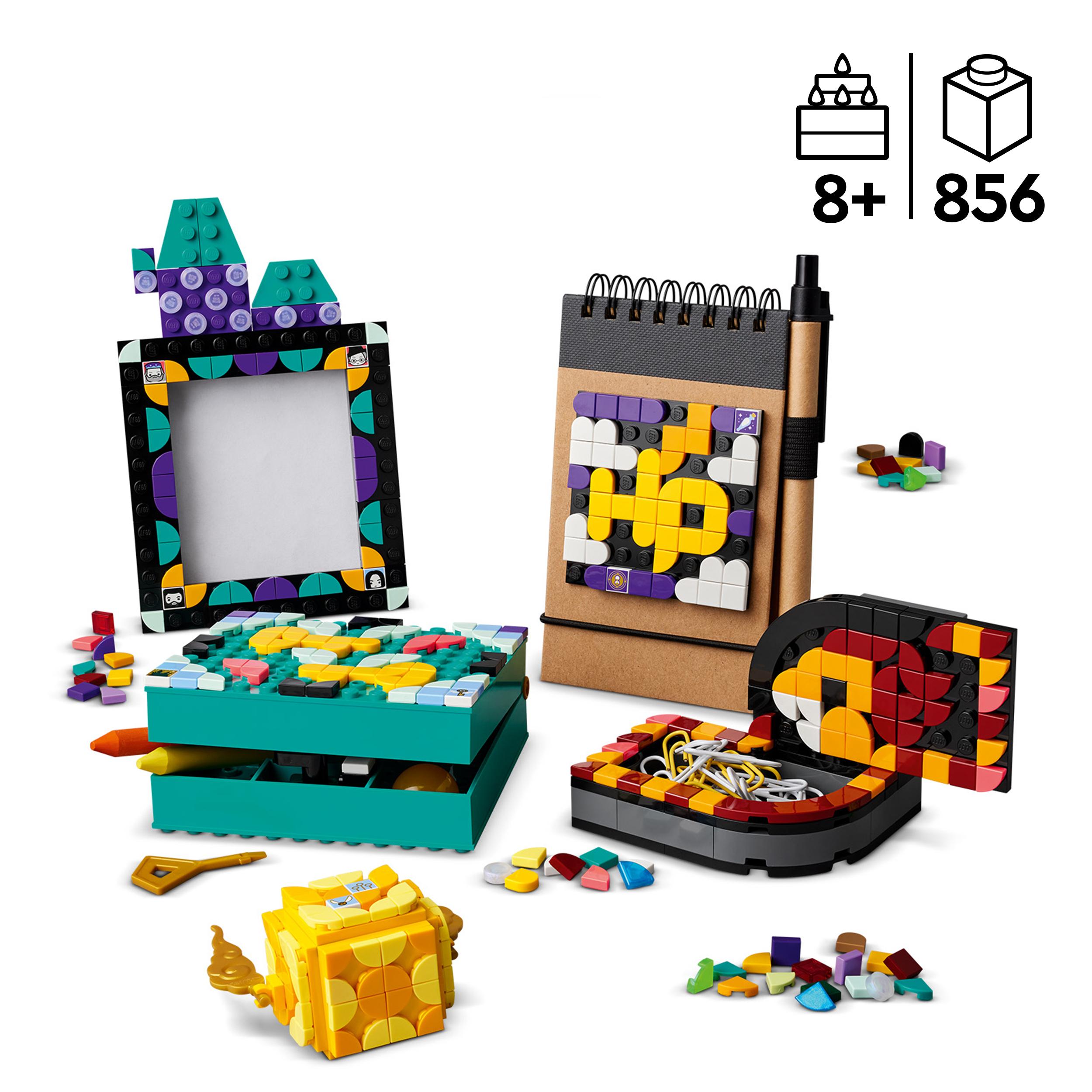 Ein farbenfrohes Lego-Set mit verschiedenen gebauten Objekten auf einer weißen Oberfläche.
