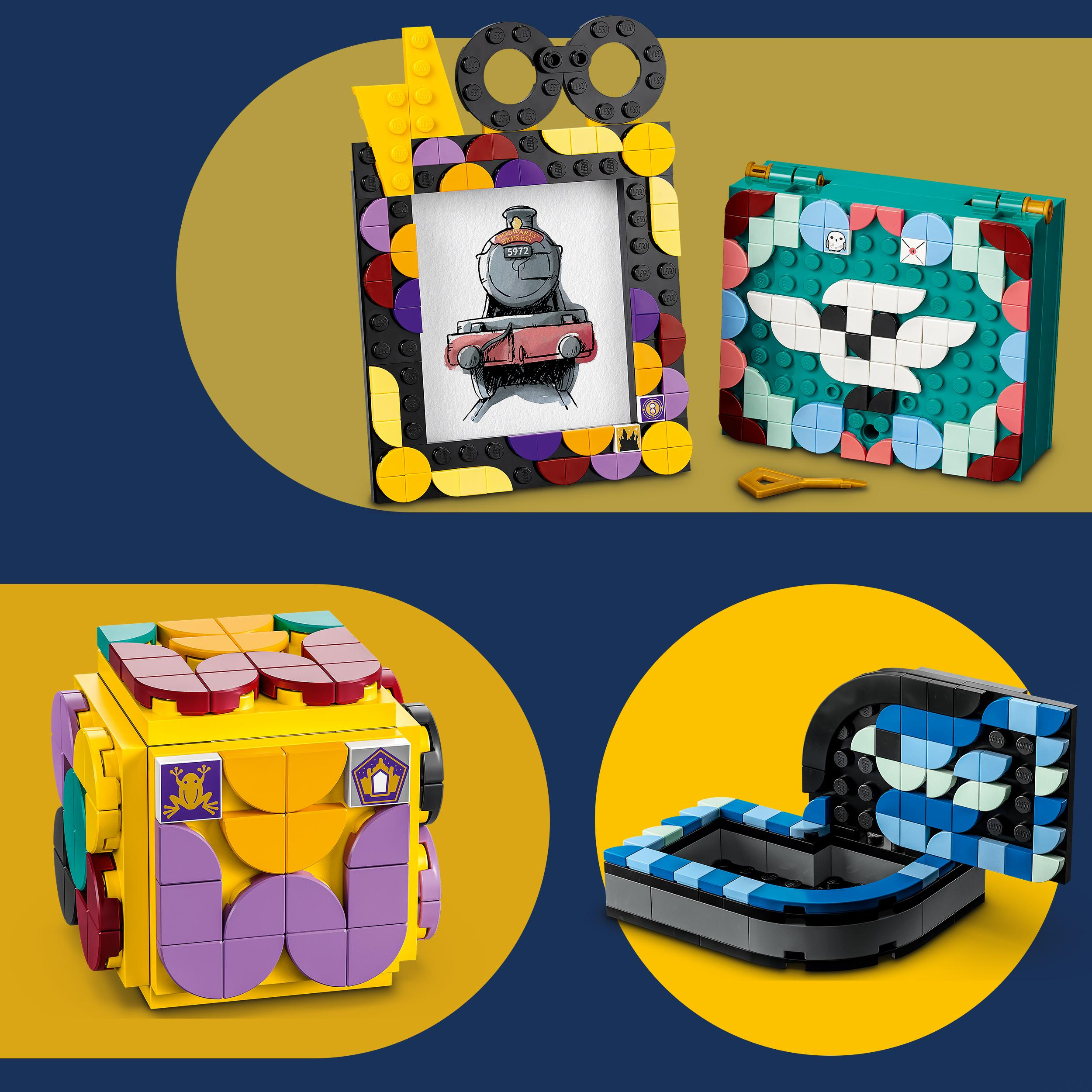 Vier Lego-Bauten: ein Zugrahmen, eine türkisfarbene Box, eine gelb-lila Box und ein blauer Rahmen.