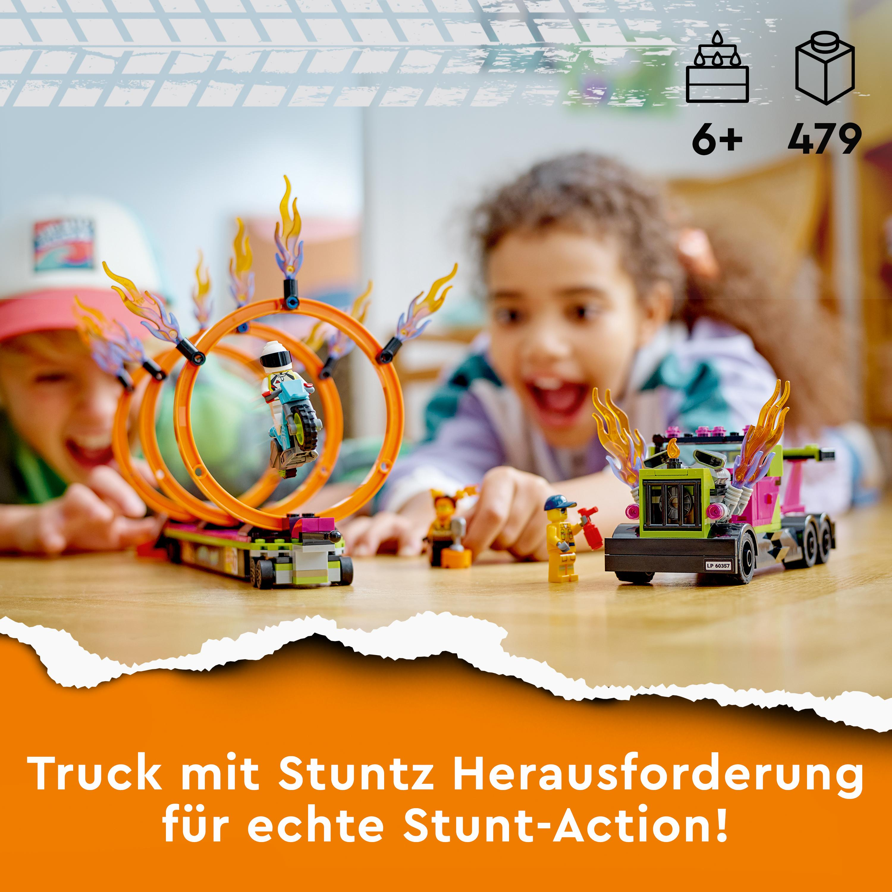 Ein Lego-Set mit LKW, Stunt-Ringen und einem aufgeregt aussehenden Kind.