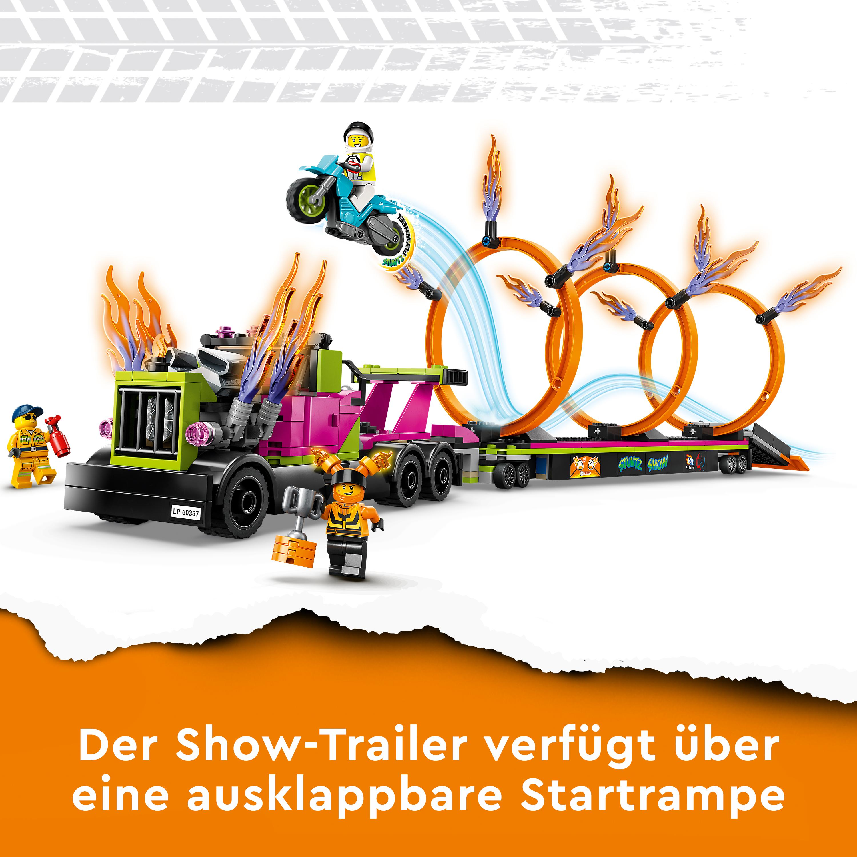 LEGO Stuntshow-Set mit LKW, Motorrad, Figuren und brennenden Reifen, mit Text am unteren Rand.