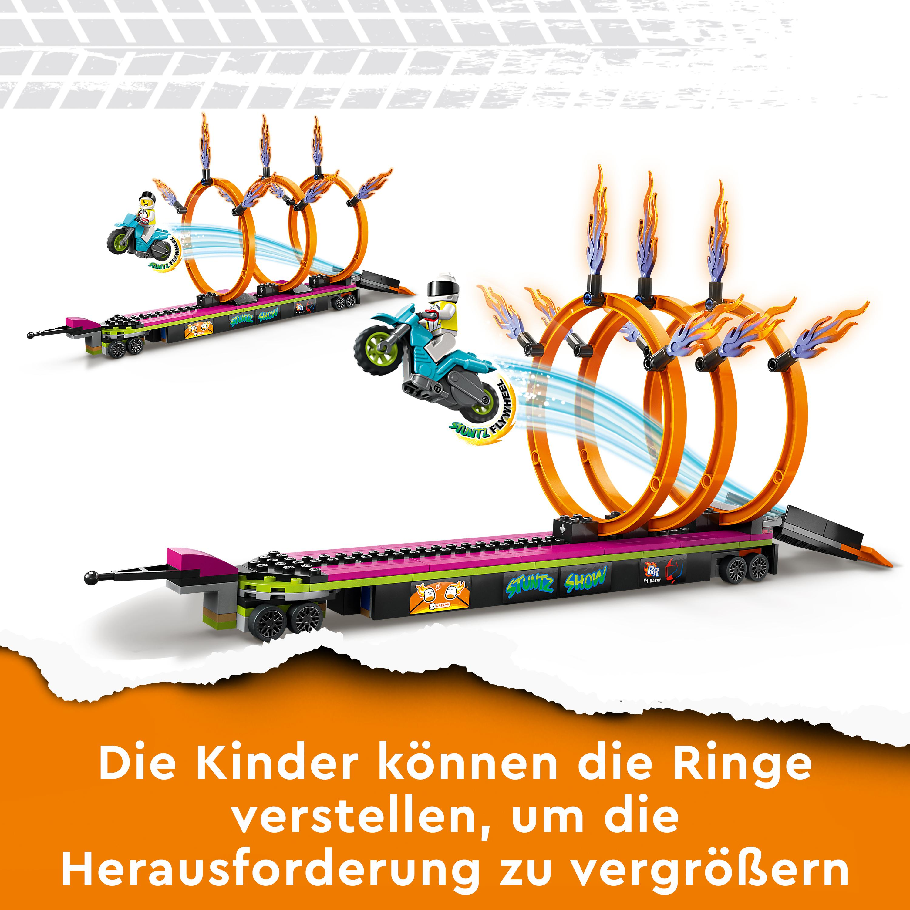 Spielzeug-Motorrad-Stunt-Set mit Rampen, Reifen und zwei Motorrädern in Aktion.