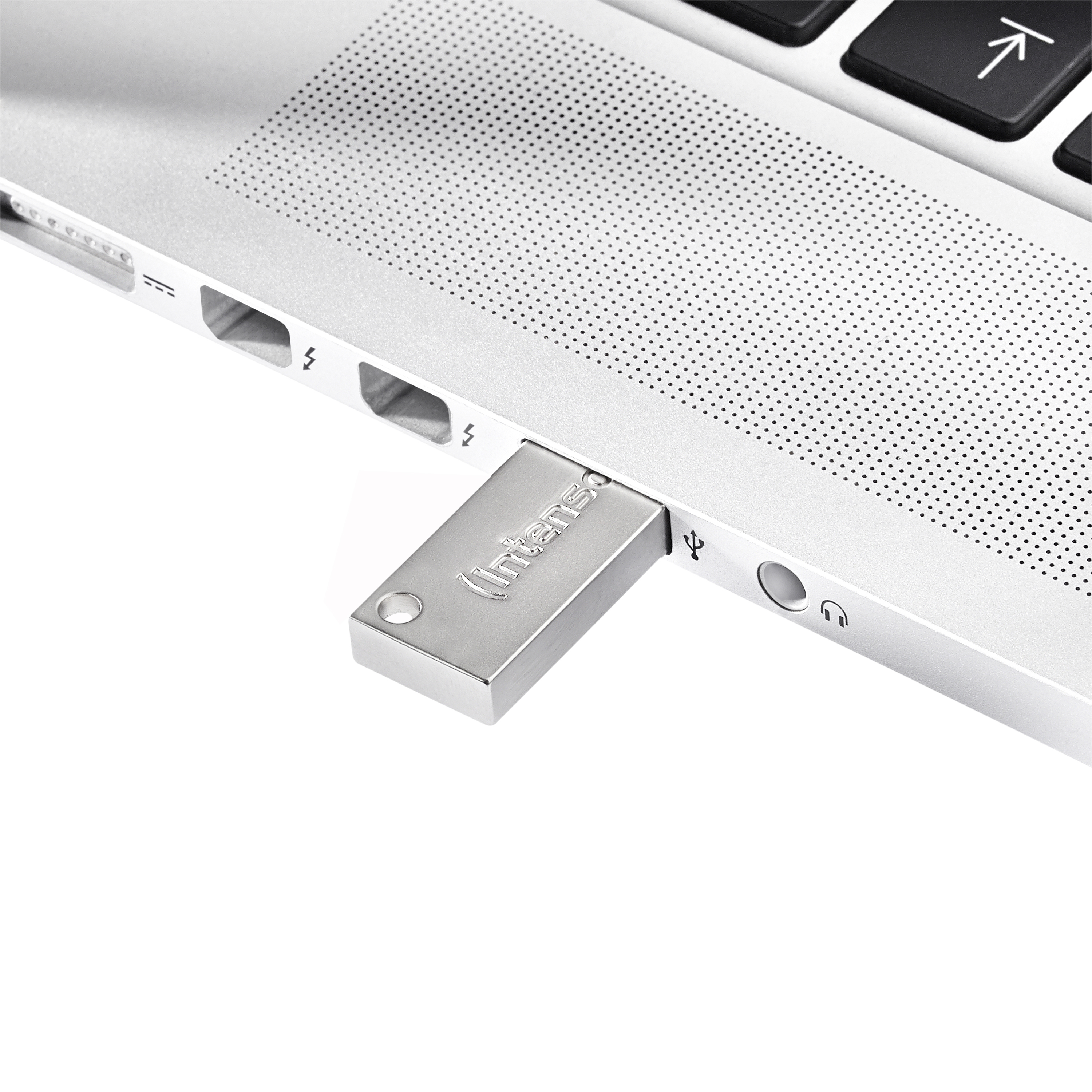 Egy ezüst USB-meghajtó csatlakozik egy laptophoz. Az USB-meghajtón a márkanév látható.