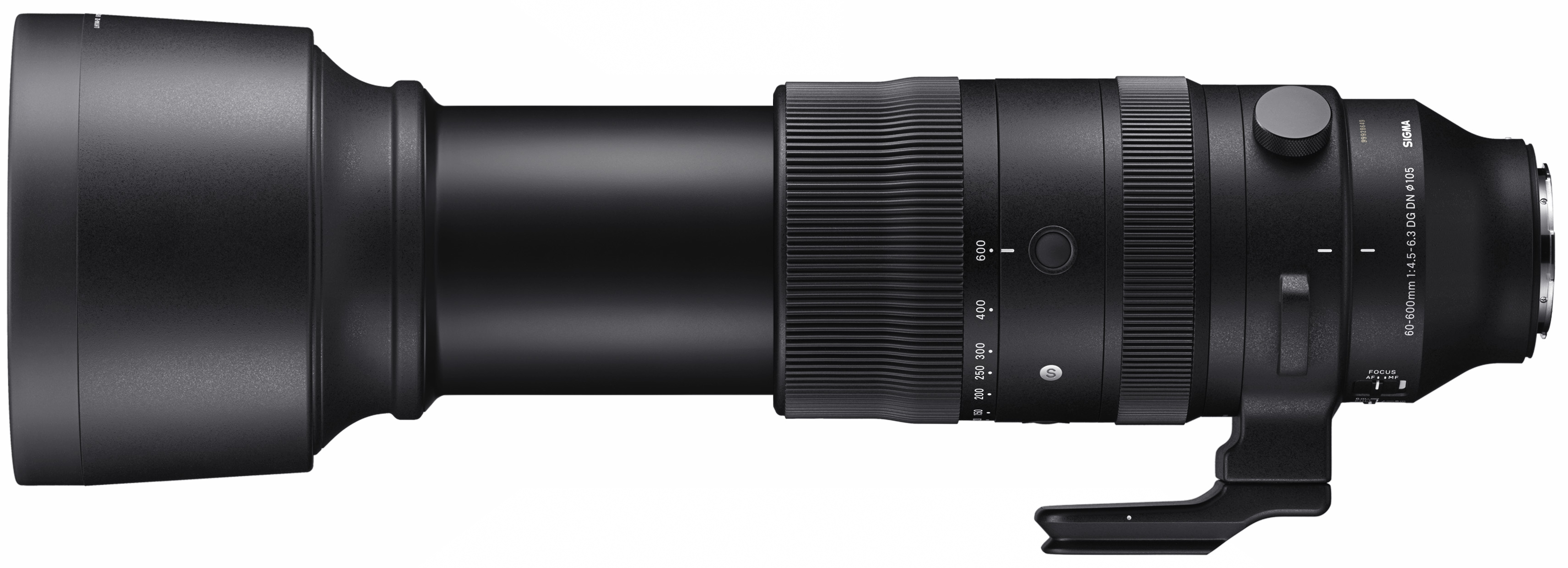 Schwarzes Kameraobjektiv mit großem Frontlinsenelement und mehreren Einstellringen. Sigma-Markenname sichtbar.