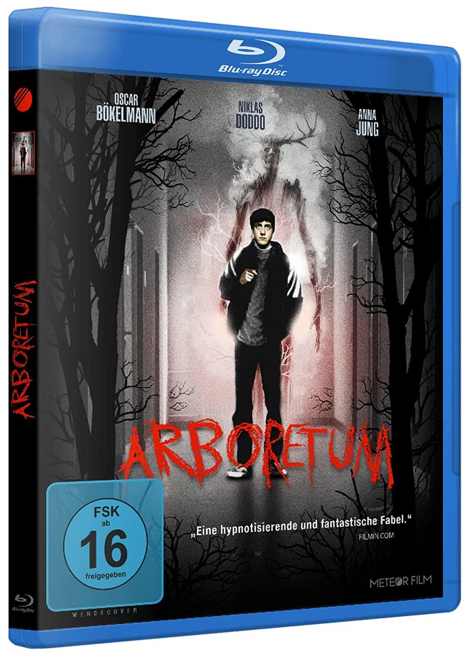 Filmcover: Dunkler Wald mit einer Figur und dem Titel 'Arboretum'.