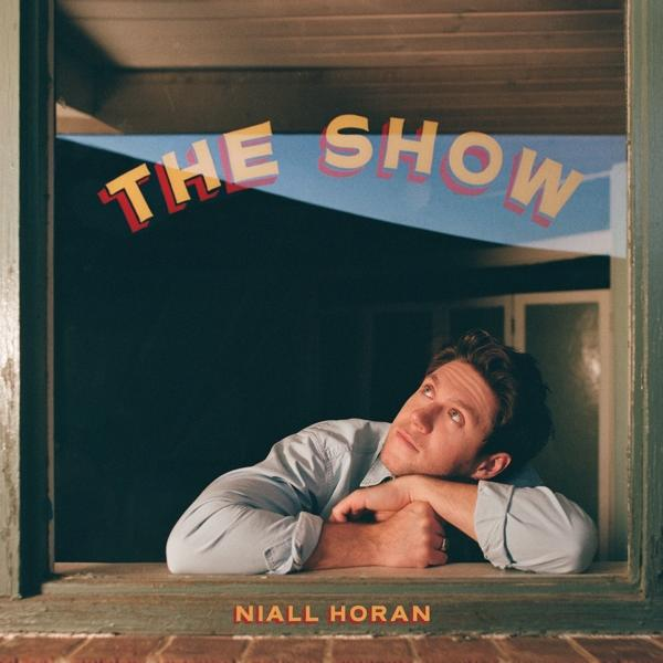 Homme regardant par une fenêtre avec le texte 'THE SHOW' et 'NIALL HORAN'.