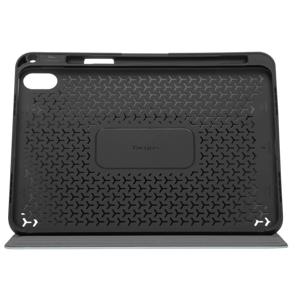 Funda negra para tableta con logo Targus e interior estampado, abierta sobre una superficie blanca.