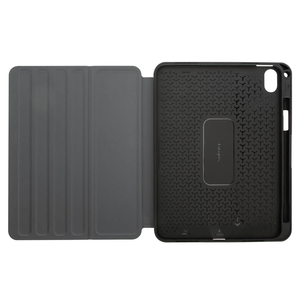 Una funda de tableta abierta con interior negro y un portalápices, sobre un fondo blanco.