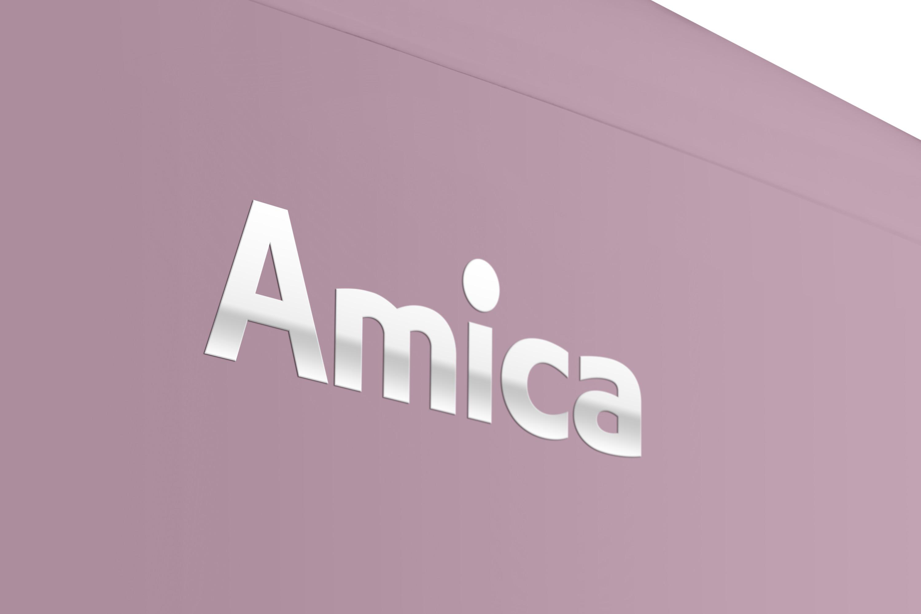 Das Amica-Logo, silberne Buchstaben auf einer rosa Wand. Das Wort Amica ist in einer fetten Schrift geschrieben.