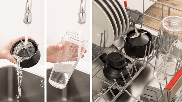 Bir blender bıçağı bir musluğun altında durulanır, şeffaf bir bardak suyla doldurulur ve parçalarla dolu bir bulaşık makinesi.