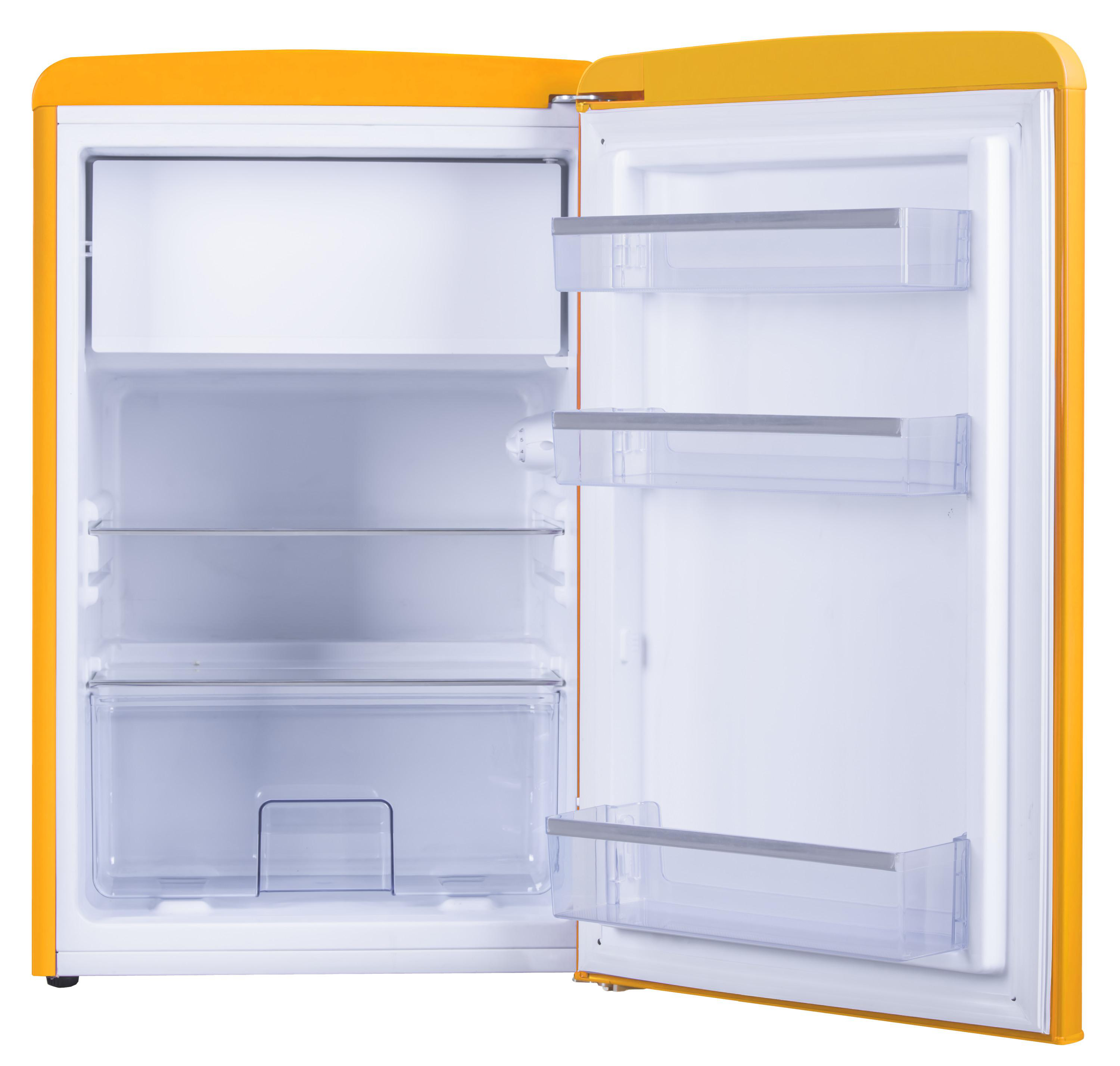 Ein offener, gelber Kühlschrank mit Regalen und Schubladen.