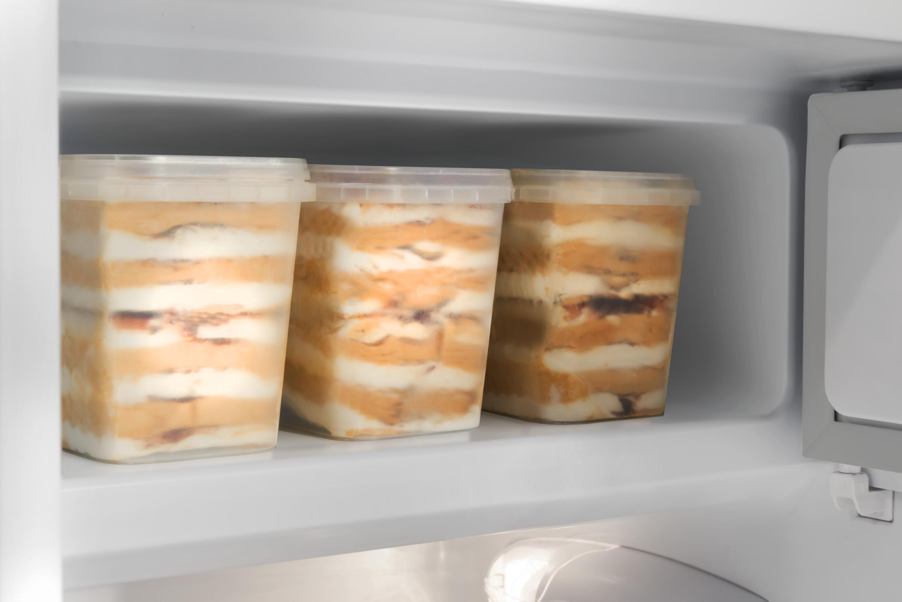 In einem Kühlschrank mit Behältern mit geschichtetem Eis.
