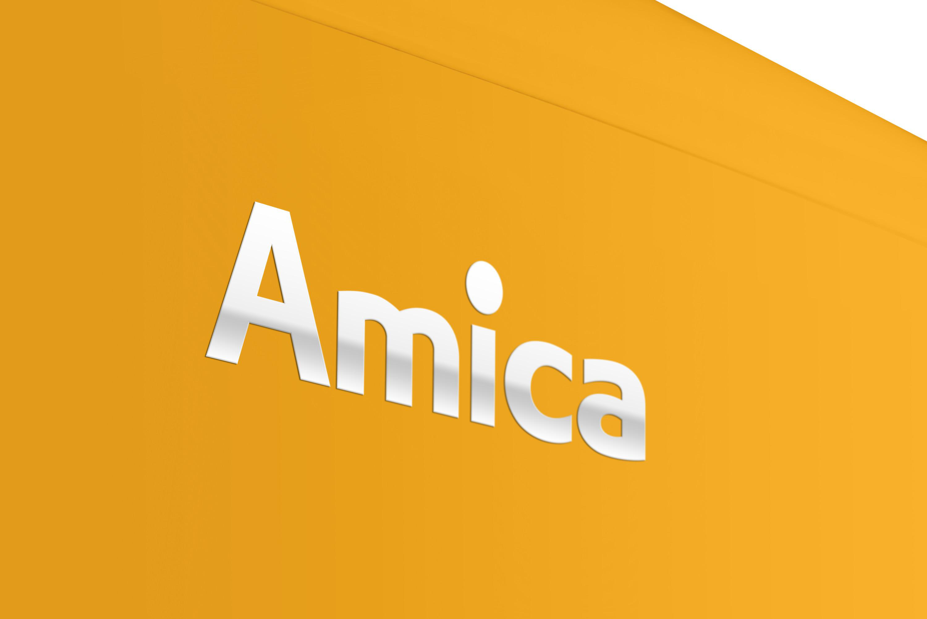 Amica-Logo auf orangefarbenem Hintergrund. Die Buchstaben sind silberfarben und nach rechts geneigt.