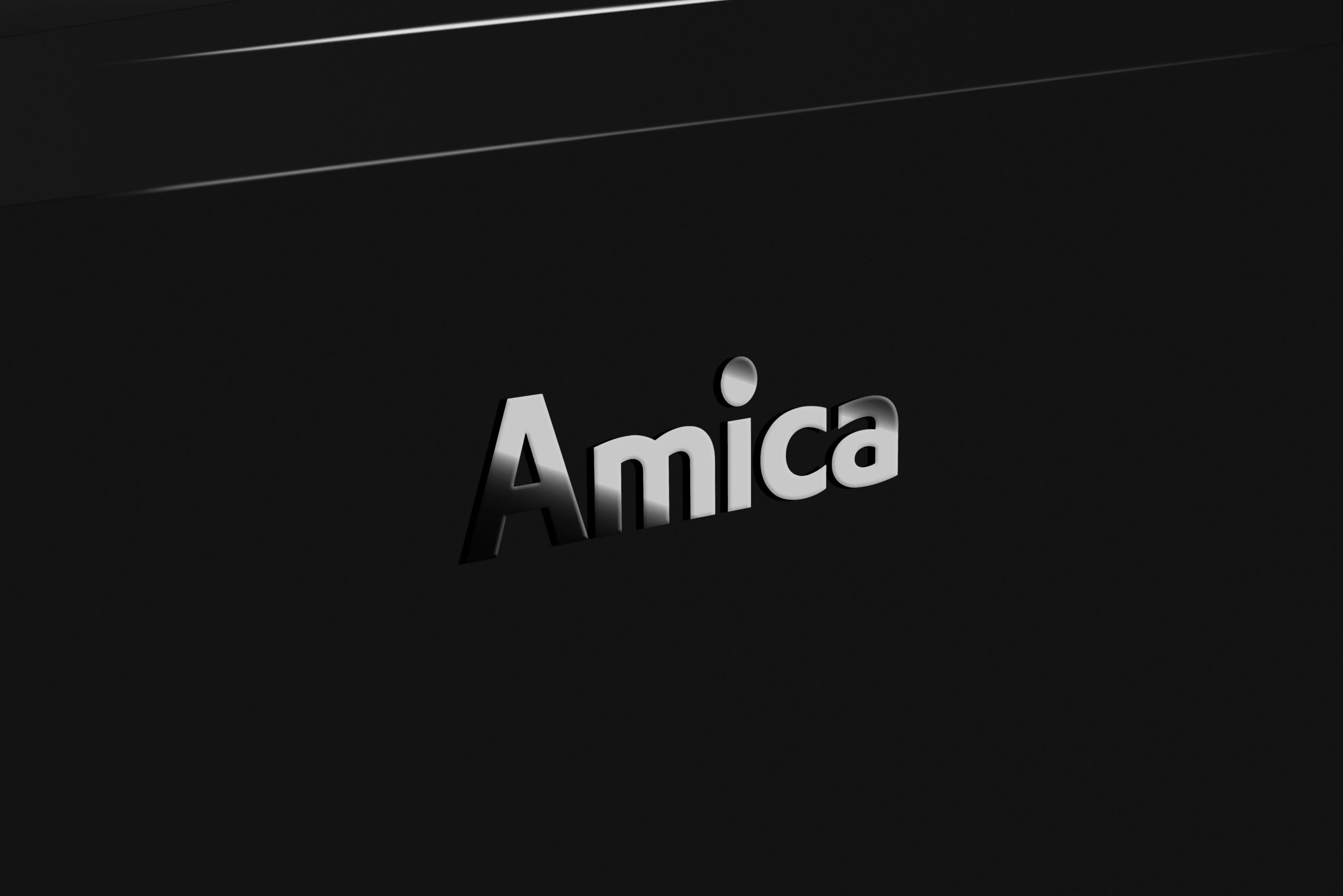 Das Wort Amica in metallischer Farbe auf schwarzem Untergrund geschrieben. Die Buchstaben haben einen 3D-Schatten.