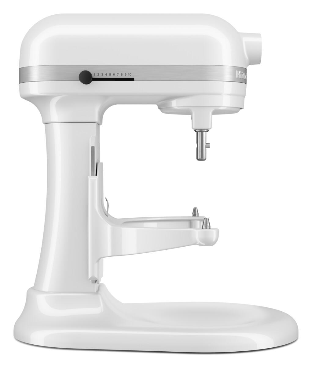 Weißer KitchenAid-Küchenmixer vor weißem Hintergrund. Der Mixer hat ein Kippkopf-Design und einen Edelstahlaufsatz.