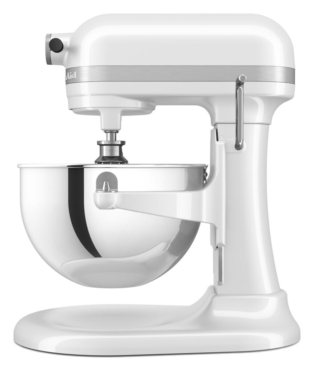 Eine weiße KitchenAid Küchenmaschine mit einer Edelstahlschüssel auf weißem Hintergrund.