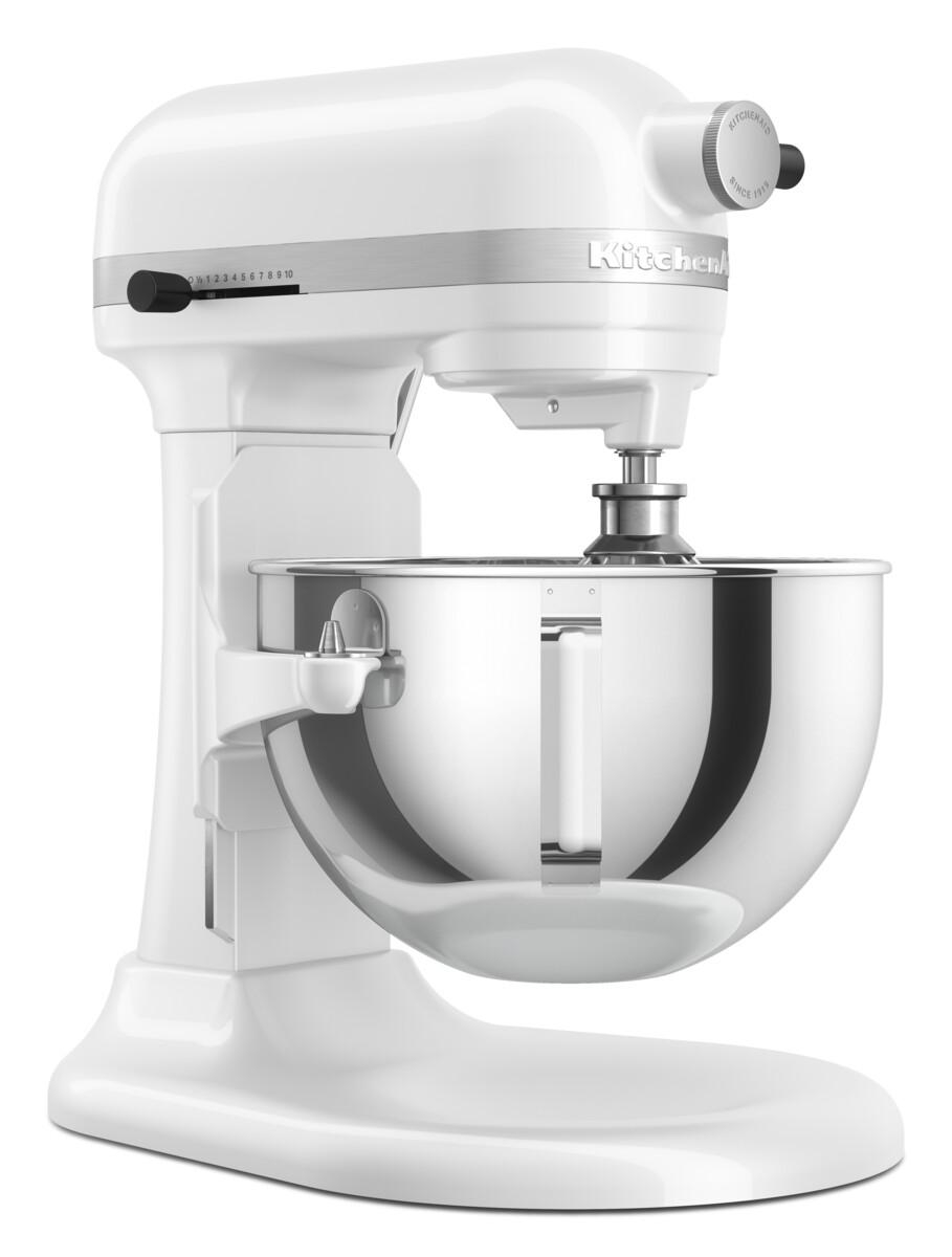 Weißer KitchenAid Küchenmixer mit glänzender Metallschüssel.