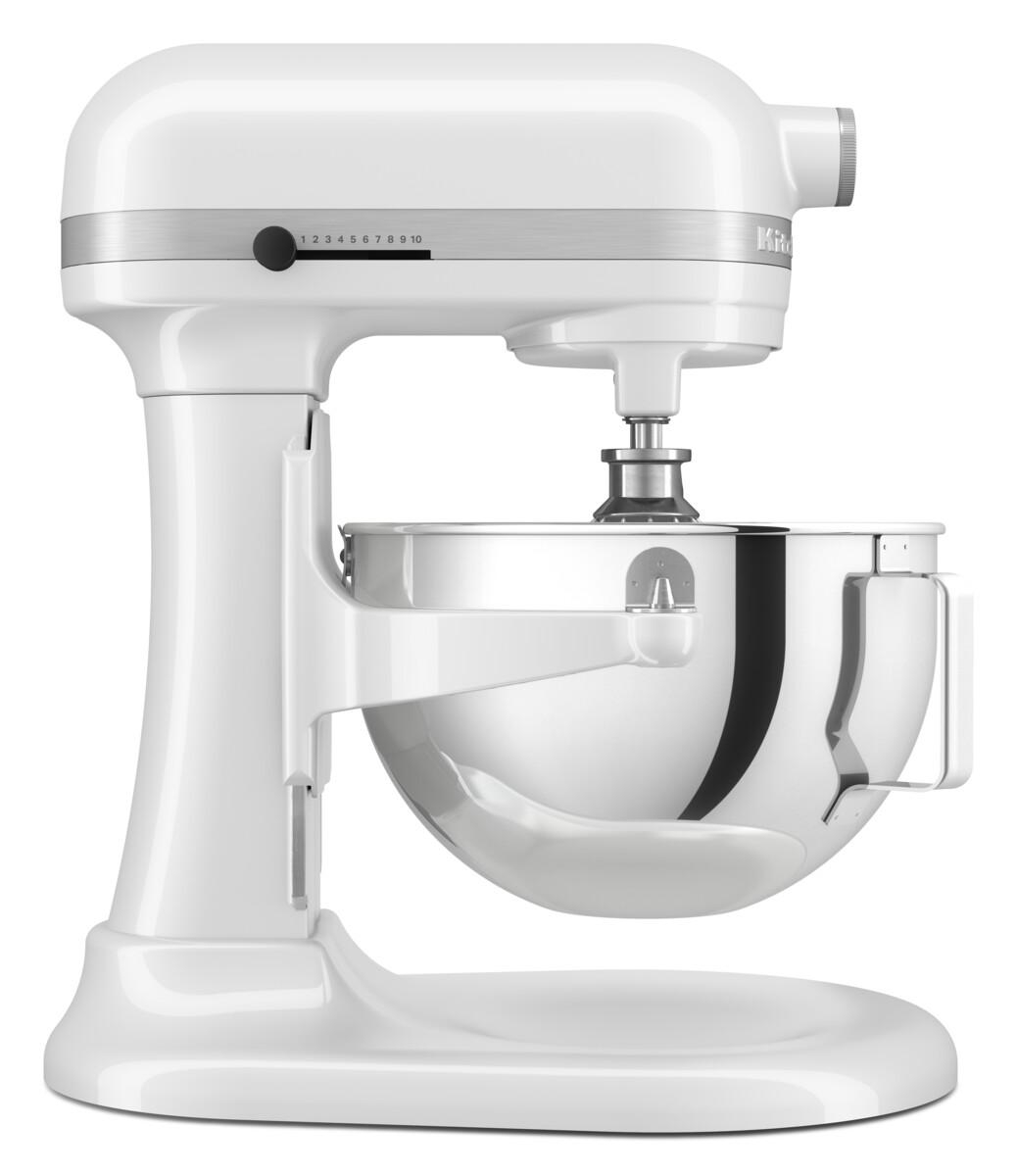 Ein weißer KitchenAid Küchenmixer mit einer Edelstahlschüssel und Aufsätzen.
