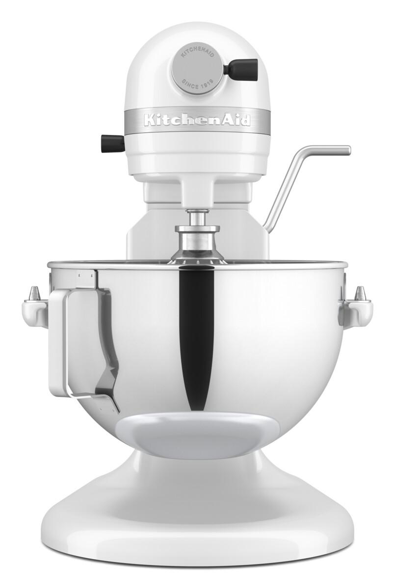 Weißer KitchenAid-Küchenmixer mit Edelstahlschüssel und Rührbesen.