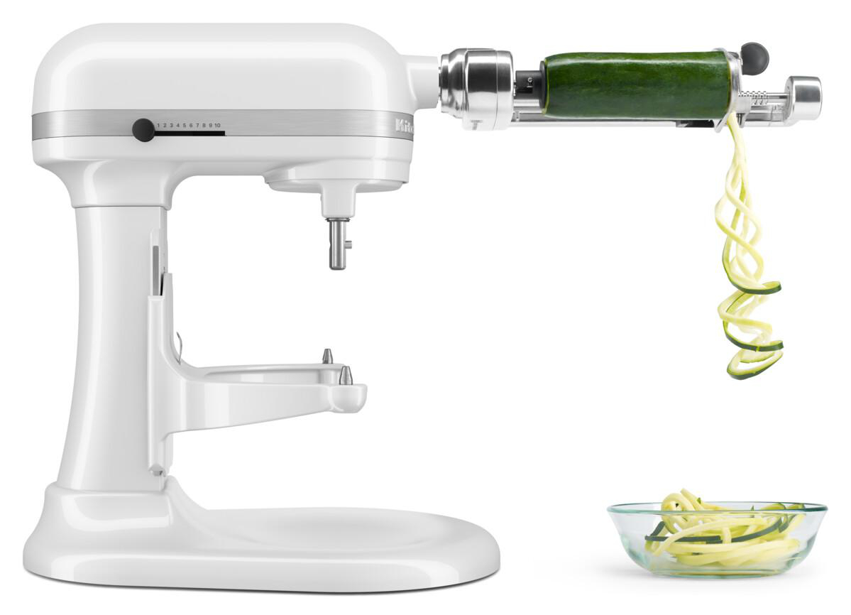 Weiße KitchenAid Küchenmaschine mit Spiralschneider-Aufsatz. Zucchini wird spiralisiert.