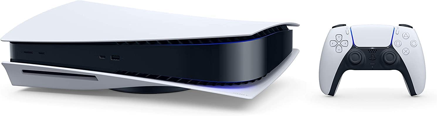 Consola PS5 con mando. Consola blanca, centro negro. Mando blanco con botones.