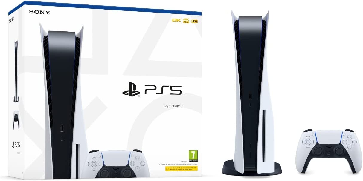 Tres vistas de una consola PS5 blanca, mando y caja. La consola está vertical y horizontal.