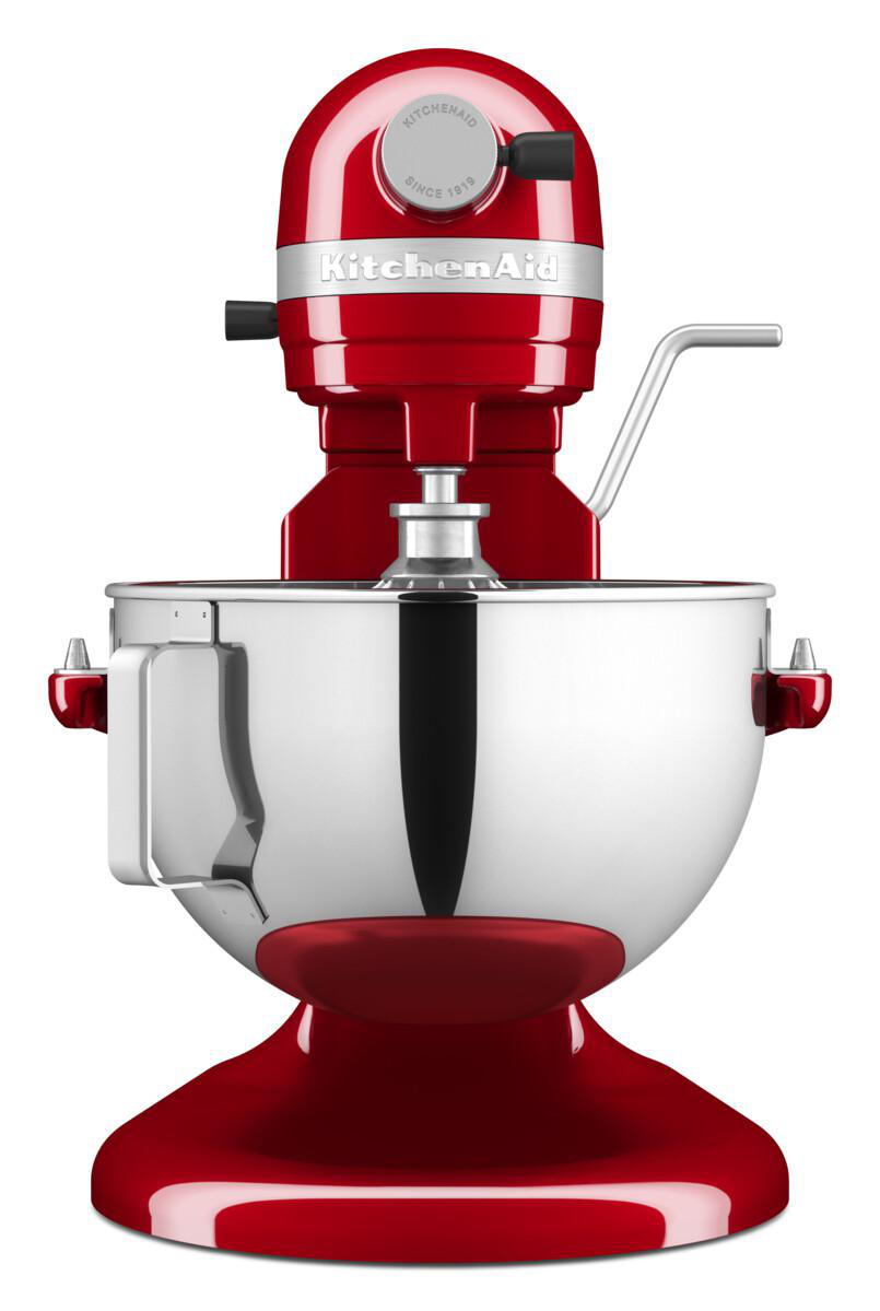 Roter KitchenAid-Küchenmixer mit einer Edelstahlschüssel. Der Mixer steht auf weißem Hintergrund.