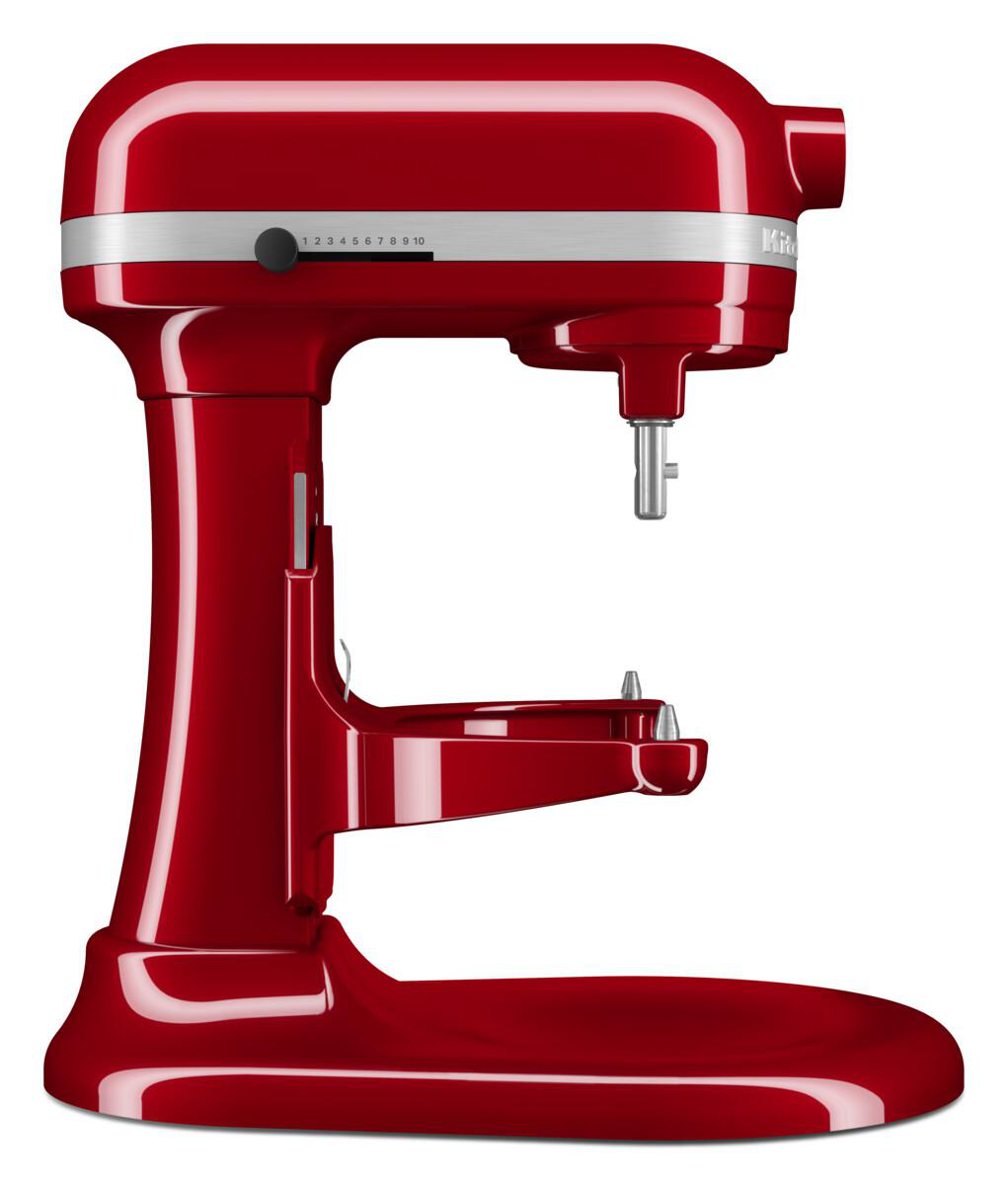 Ein roter KitchenAid Küchenmixer, isoliert auf weißem Hintergrund.