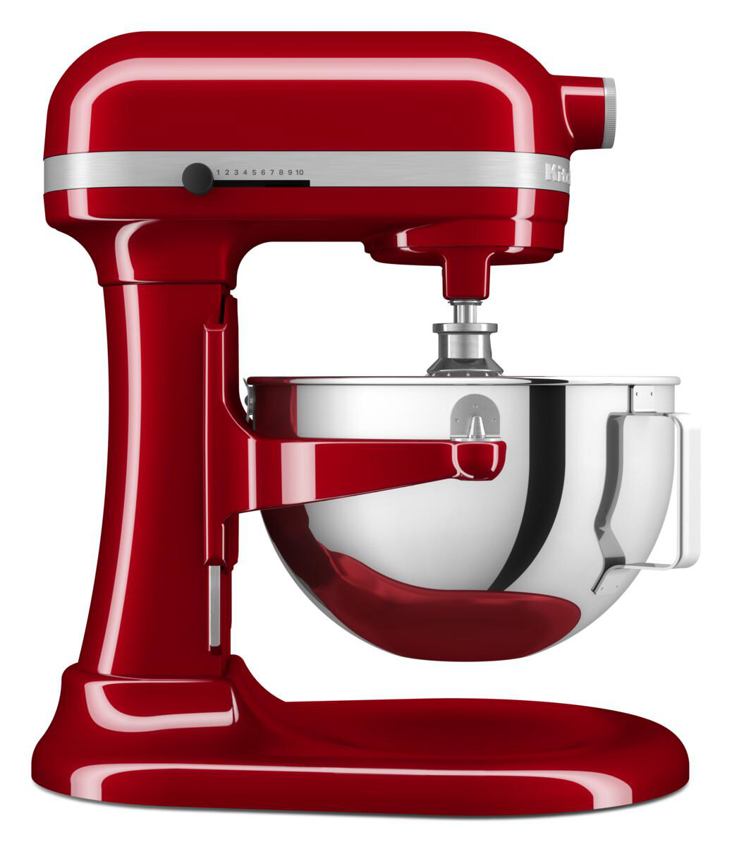 Roter KitchenAid-Mixer mit silberner Rührschüssel, Seitenansicht, vor weißem Hintergrund.