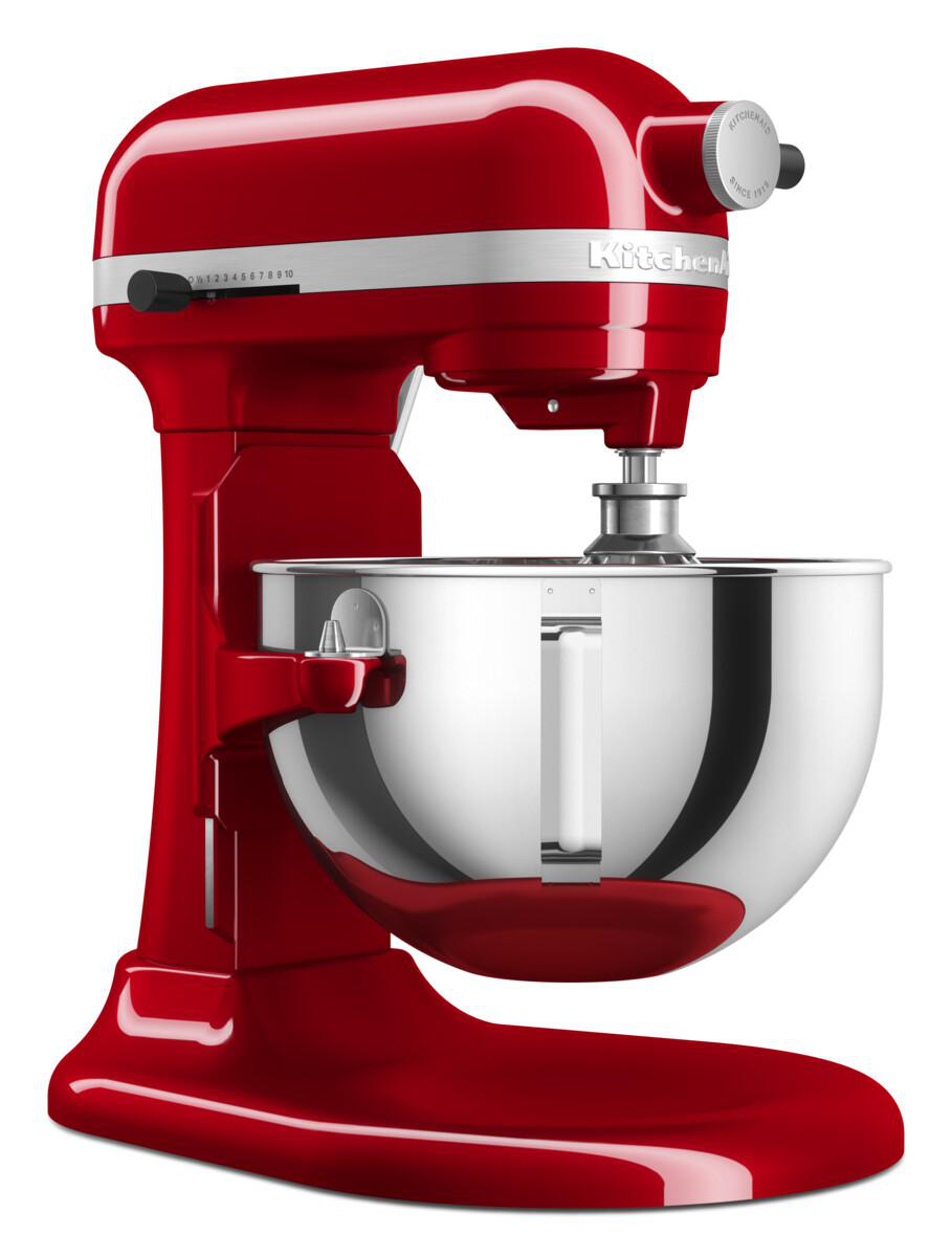 Roter KitchenAid-Küchenmixer mit silberner Schüssel auf weißem Hintergrund.