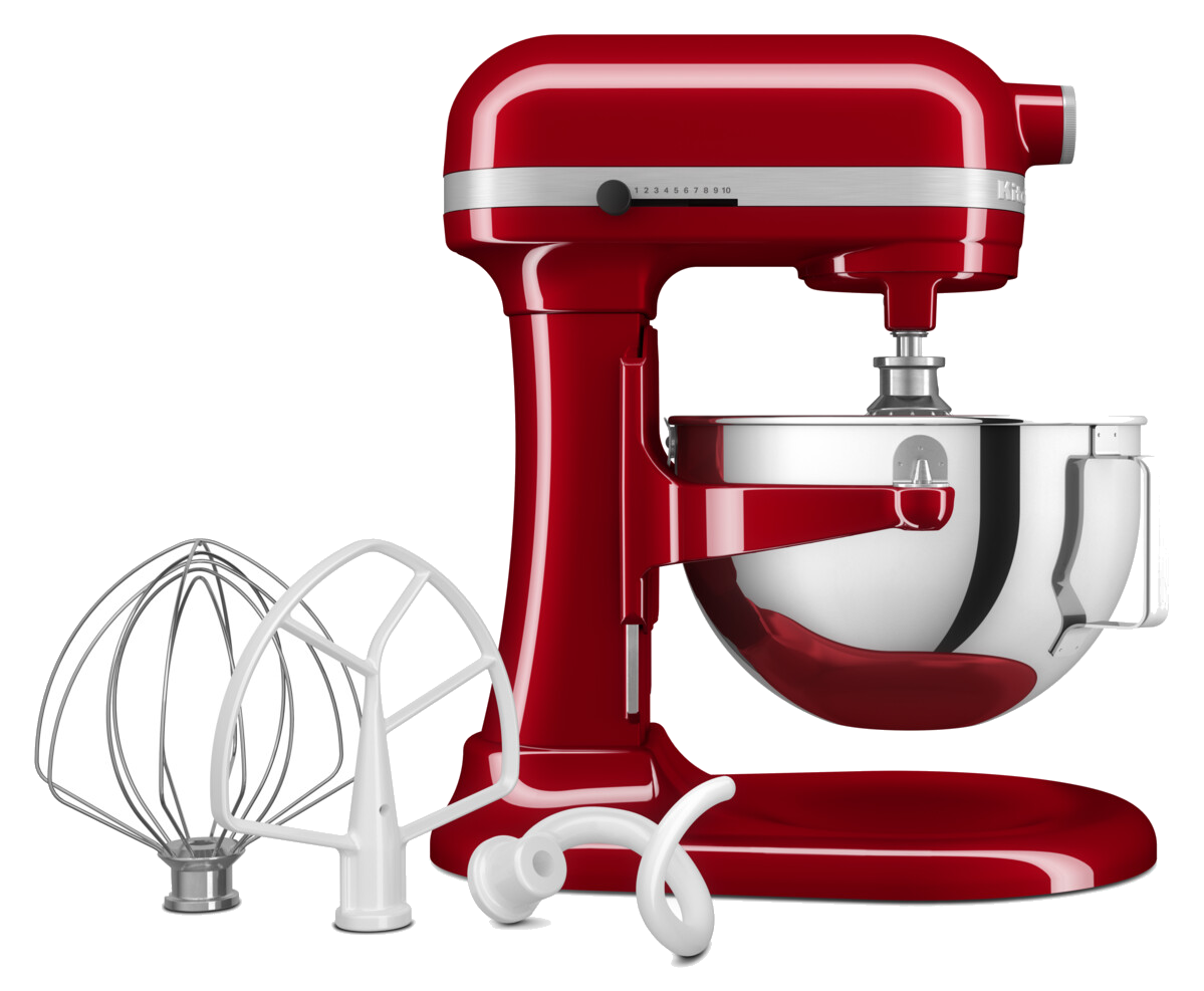 Roter KitchenAid-Mixer mit Aufsätzen: Schneebesen, Knethaken und Flachrührer. Glänzende Schüssel und metallische Oberfläche sichtbar.