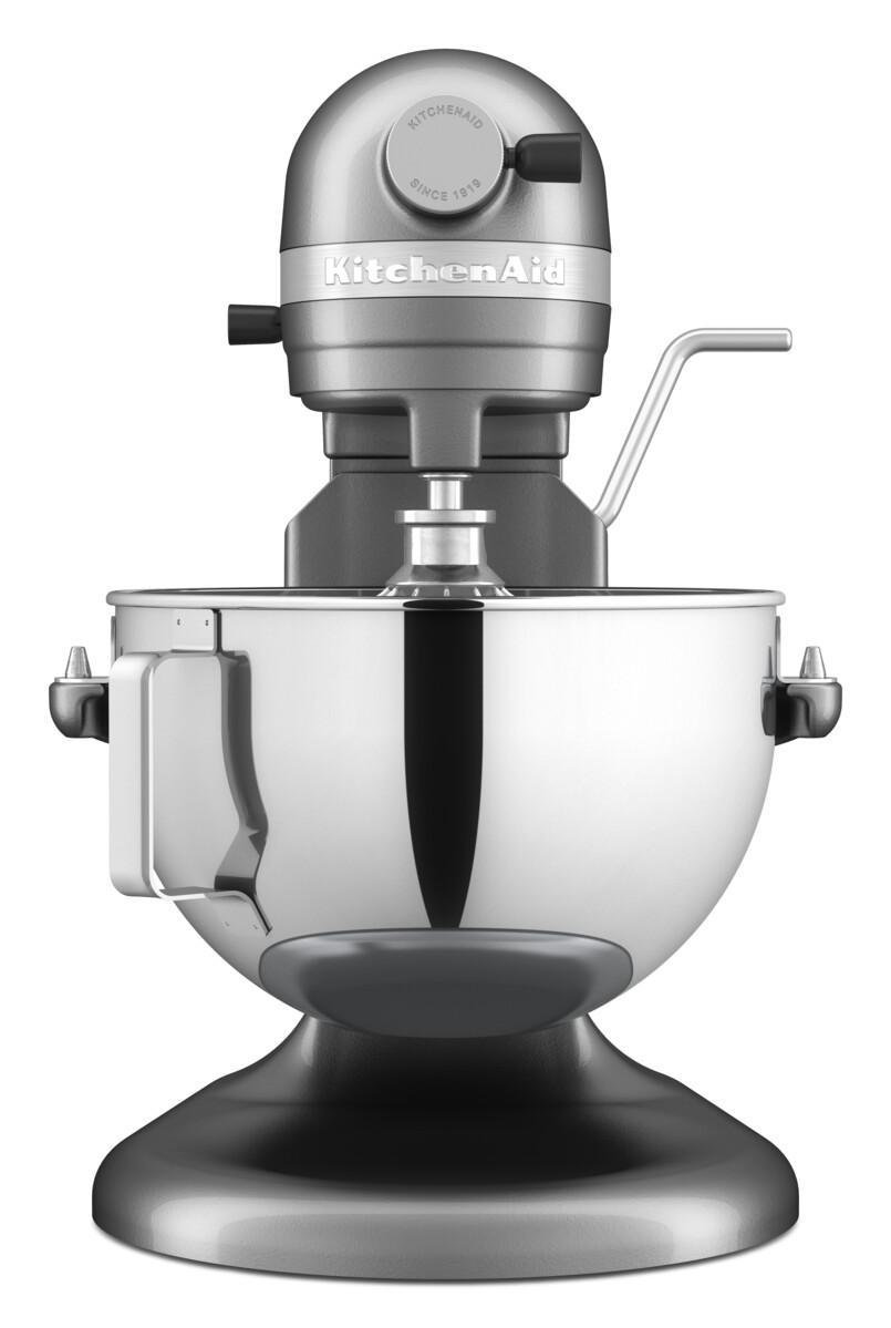 Ein silberner KitchenAid-Küchenmixer mit Schüssel, Kopf und Griff. Auf weißem Hintergrund.