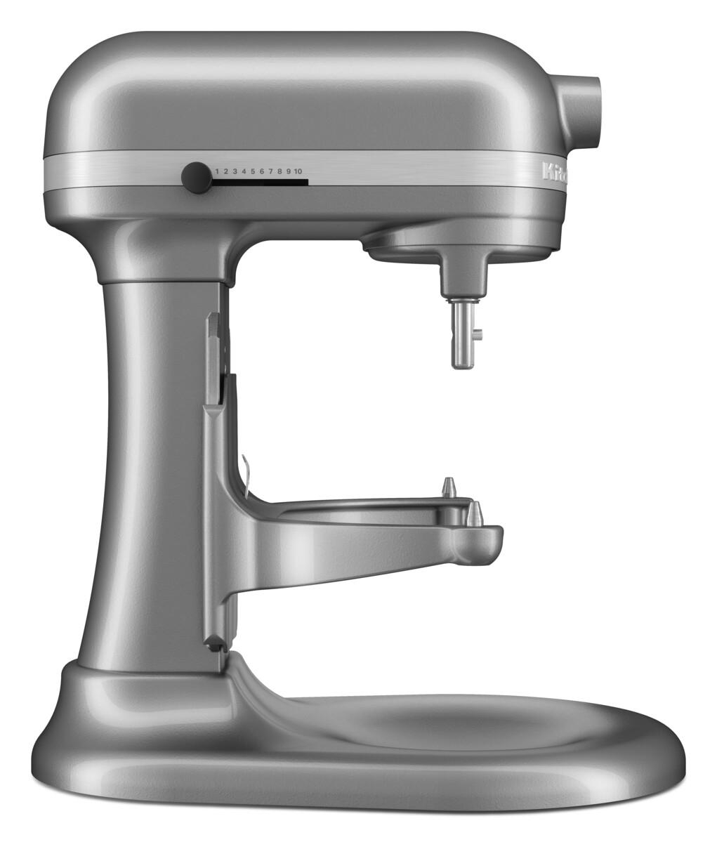 Silberner KitchenAid-Küchenmixer. Er hat ein Zifferblatt mit Zahlen und einen Schüsselaufsatz.