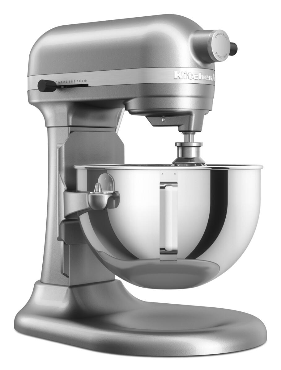 Ein KitchenAid-Küchenmixer. Er ist silberfarben und hat eine Schüssel und einen Mixaufsatz.