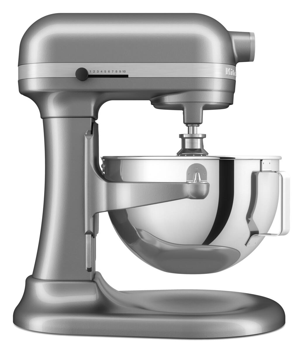 Ein silberner KitchenAid Küchenmixer, isoliert auf weißem Hintergrund.