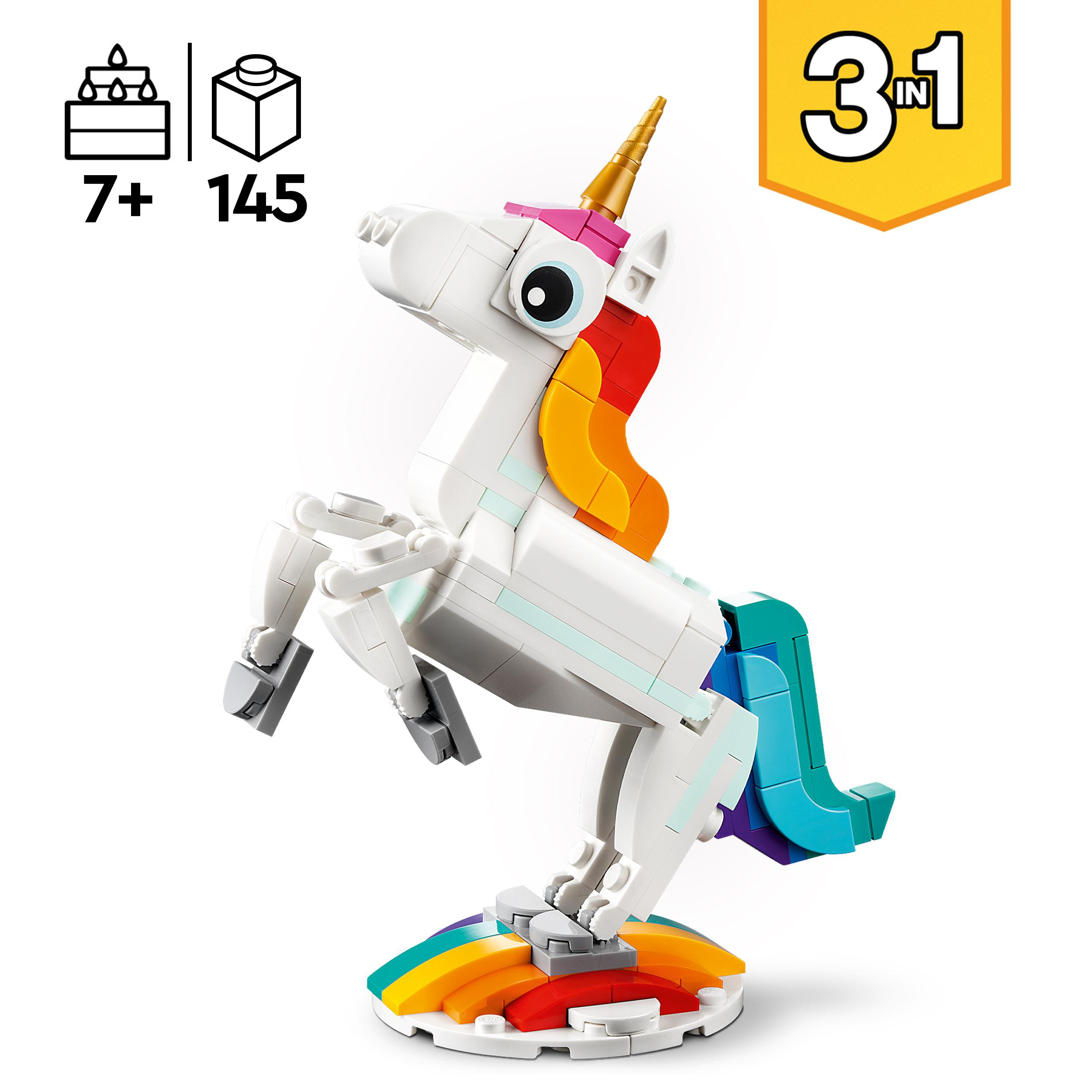 Ein Lego-Einhorn auf einem Regenbogen, weißer Körper, mehrfarbige Mähne und Schweif, weißer Hintergrund.