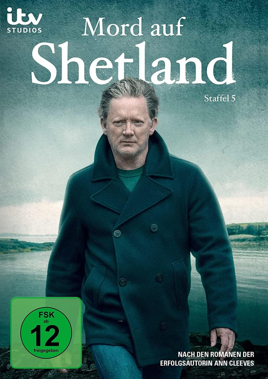 DVD-Cover, Mord auf Shetland, mit einem Mann im Mantel vor einer Landschaft.