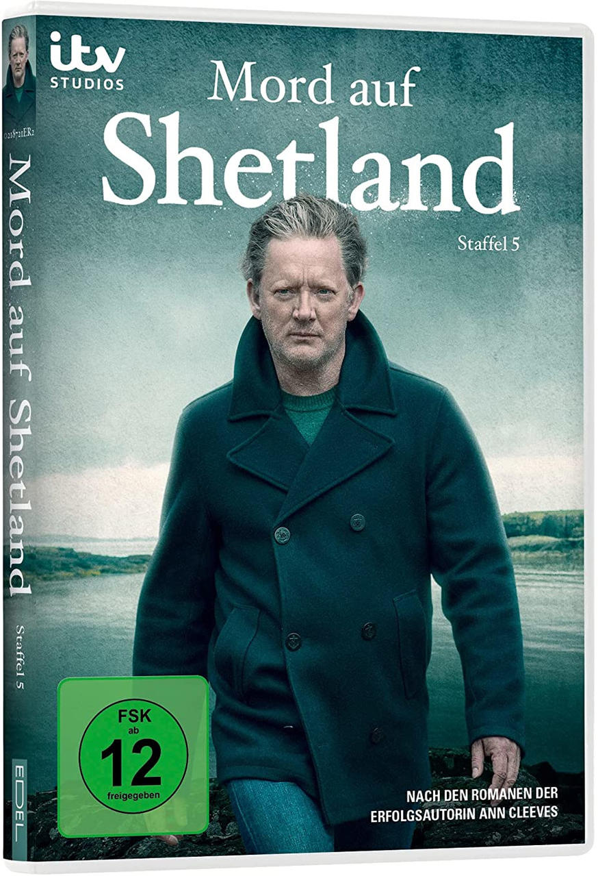 DVD-Cover für 'Mord auf Shetland'. Mann im dunklen Mantel. Grünes Label 'FSK 12'. Landschaft im Hintergrund.