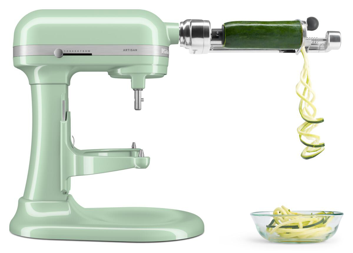 Minzgrüner KitchenAid-Mixer mit Zucchini-Spiralschneider-Aufsatz und Glasschüssel.