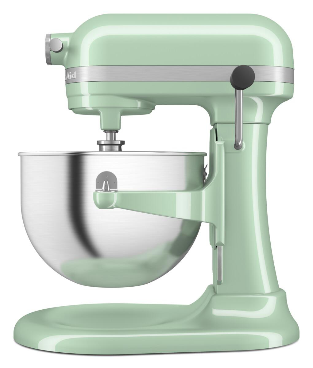 Mintgrüner KitchenAid-Mixer mit Edelstahlschüssel auf weißem Hintergrund.