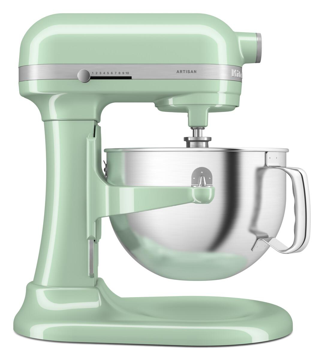 Ein mintgrüner KitchenAid Artisan Standmixer, weißer Hintergrund. Es ist ein Küchengerät.