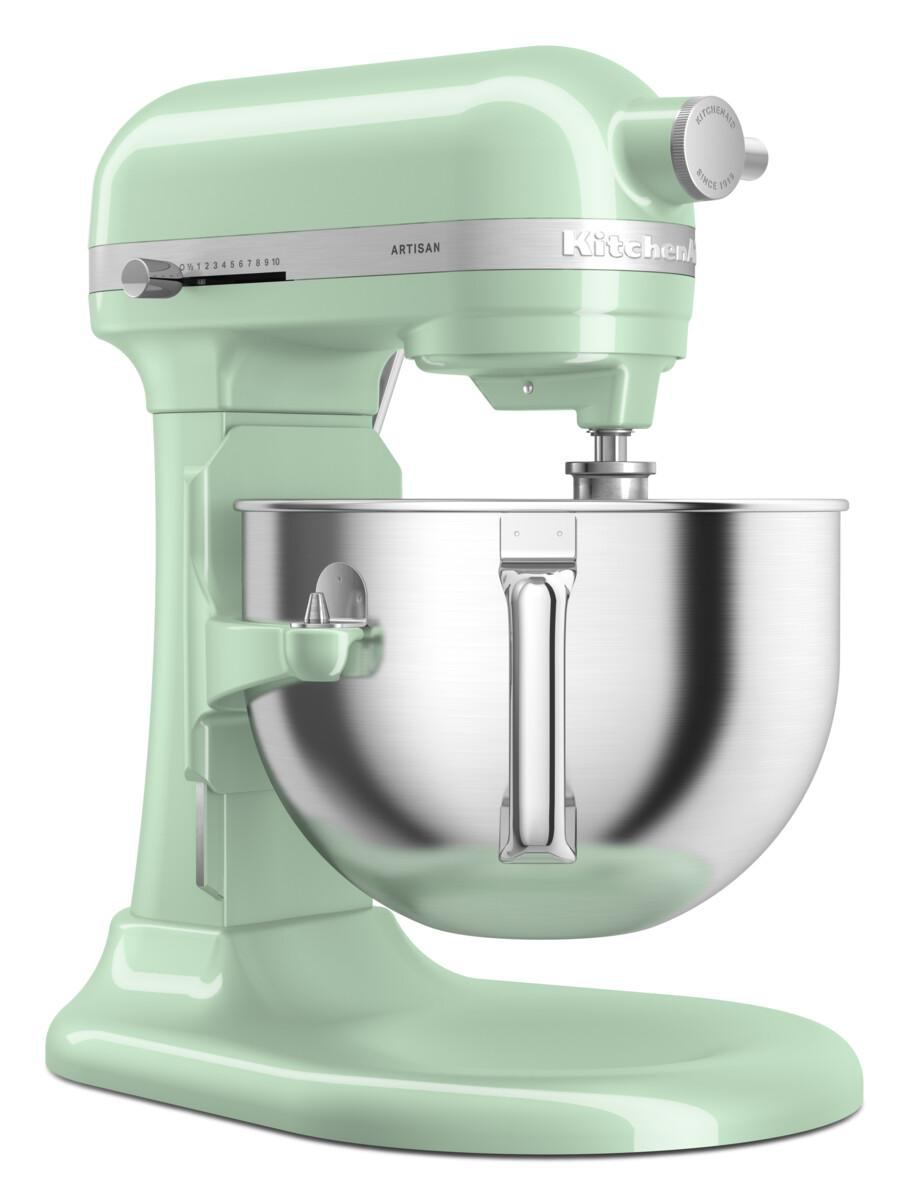 Mintgrüner KitchenAid Standmixer. Edelstahl-Schüssel, silberne Akzente, weißer Hintergrund.