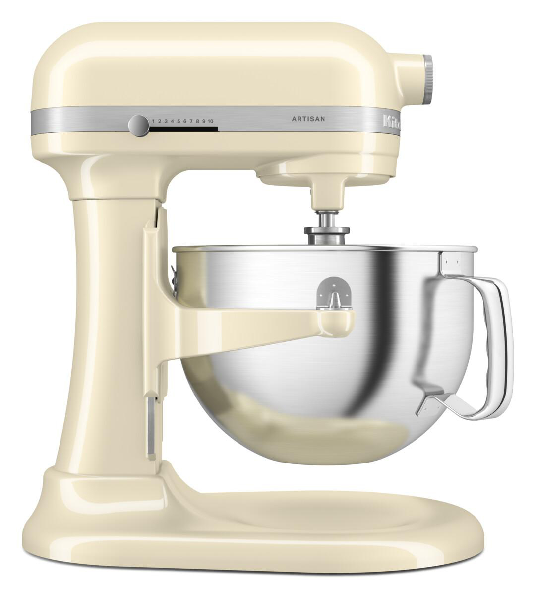 Cremefarbener KitchenAid-Mixer mit Metallschüssel und Hebel.