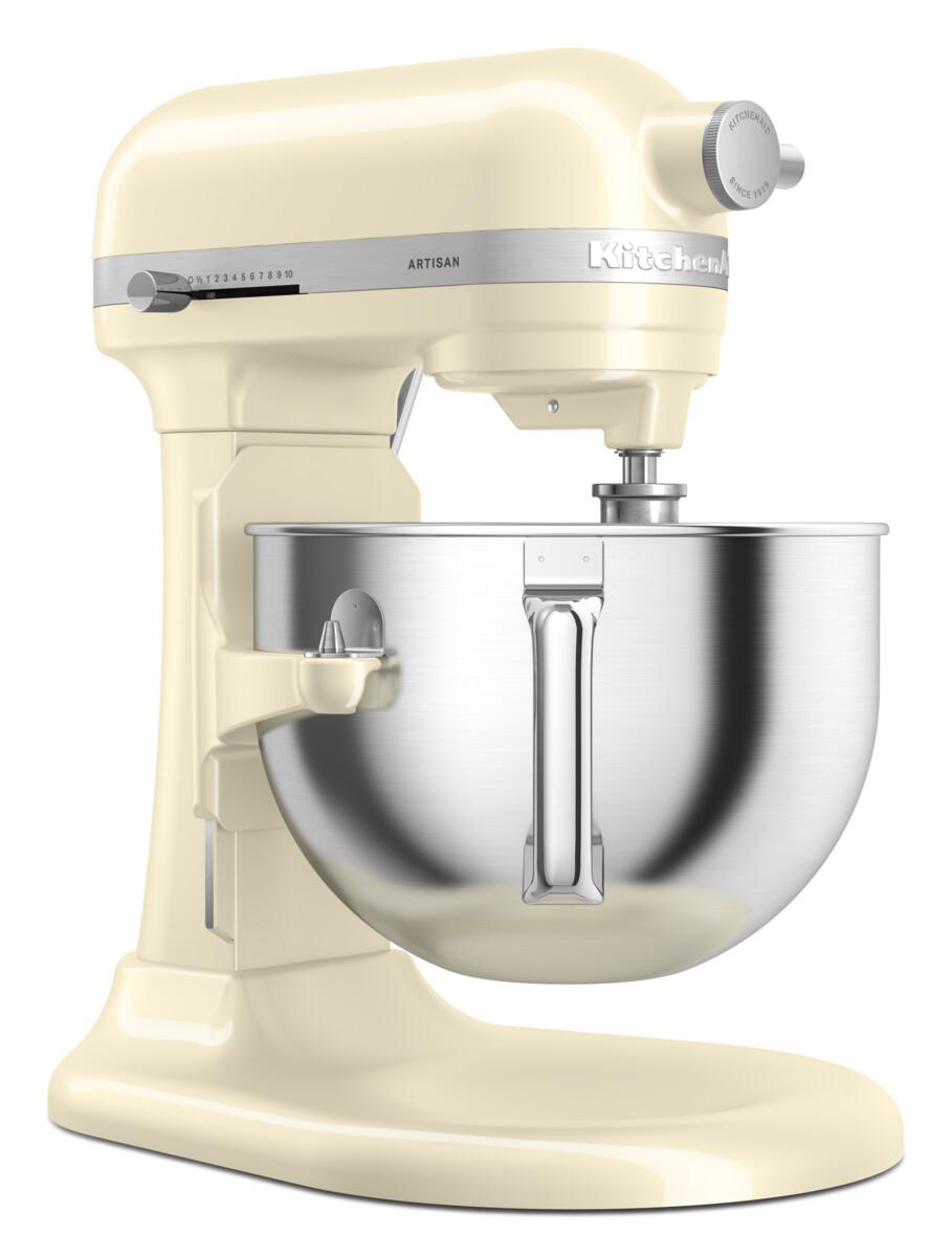 Creme Küchenmaschine mit silberner Schüssel, Marke KitchenAid. Weißer Hintergrund.