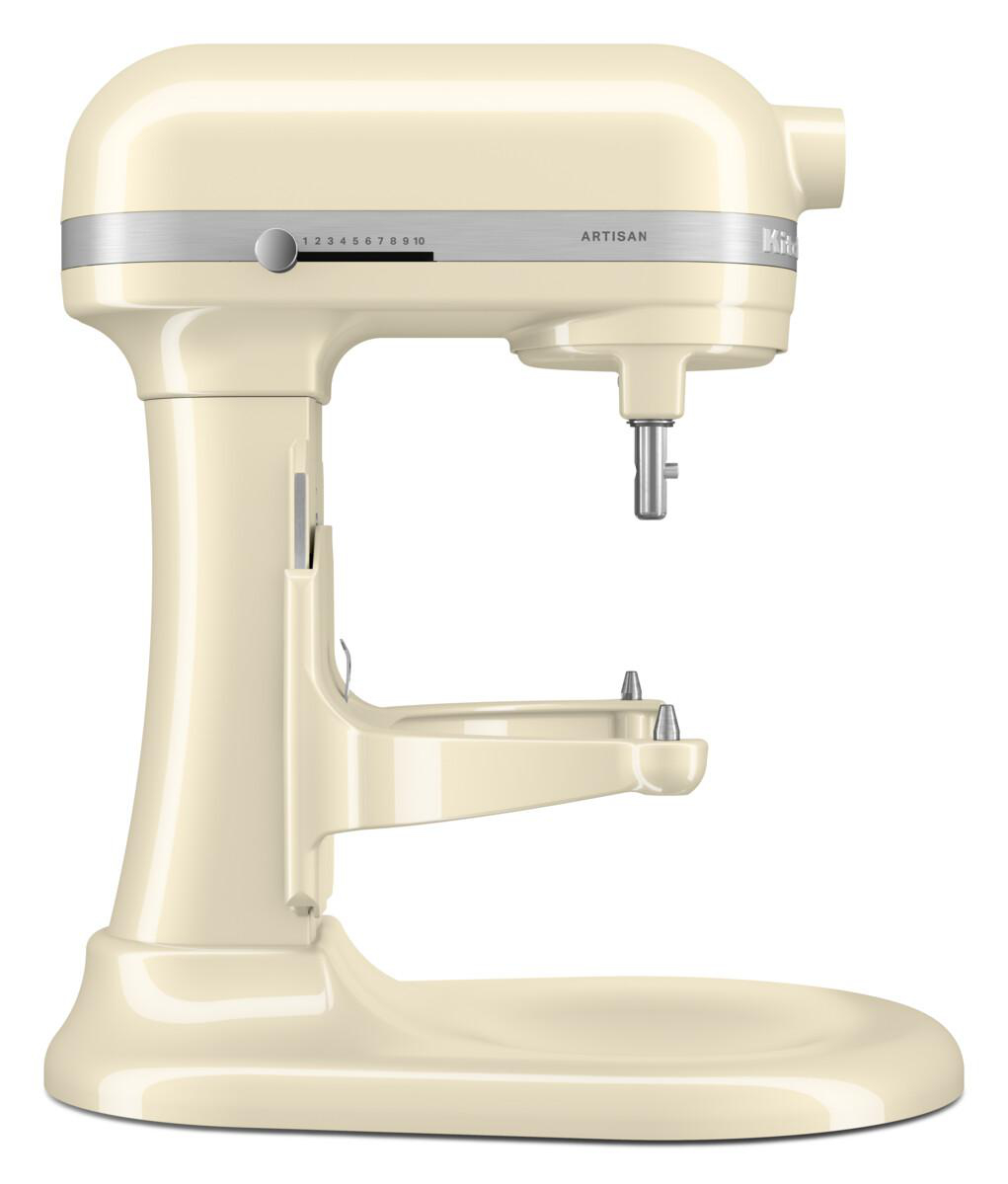 Cremefarbene KitchenAid Küchenmaschine. Vorderansicht, zeigt Mixer und Ständer.