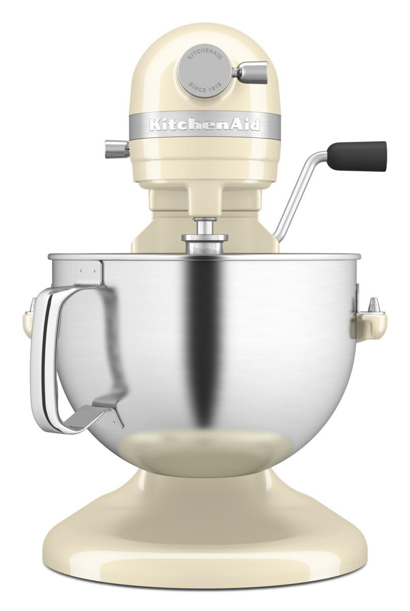 Ein cremefarbener KitchenAid-Küchenmixer, eine Chromschüssel und ein schwarzer Griff.
