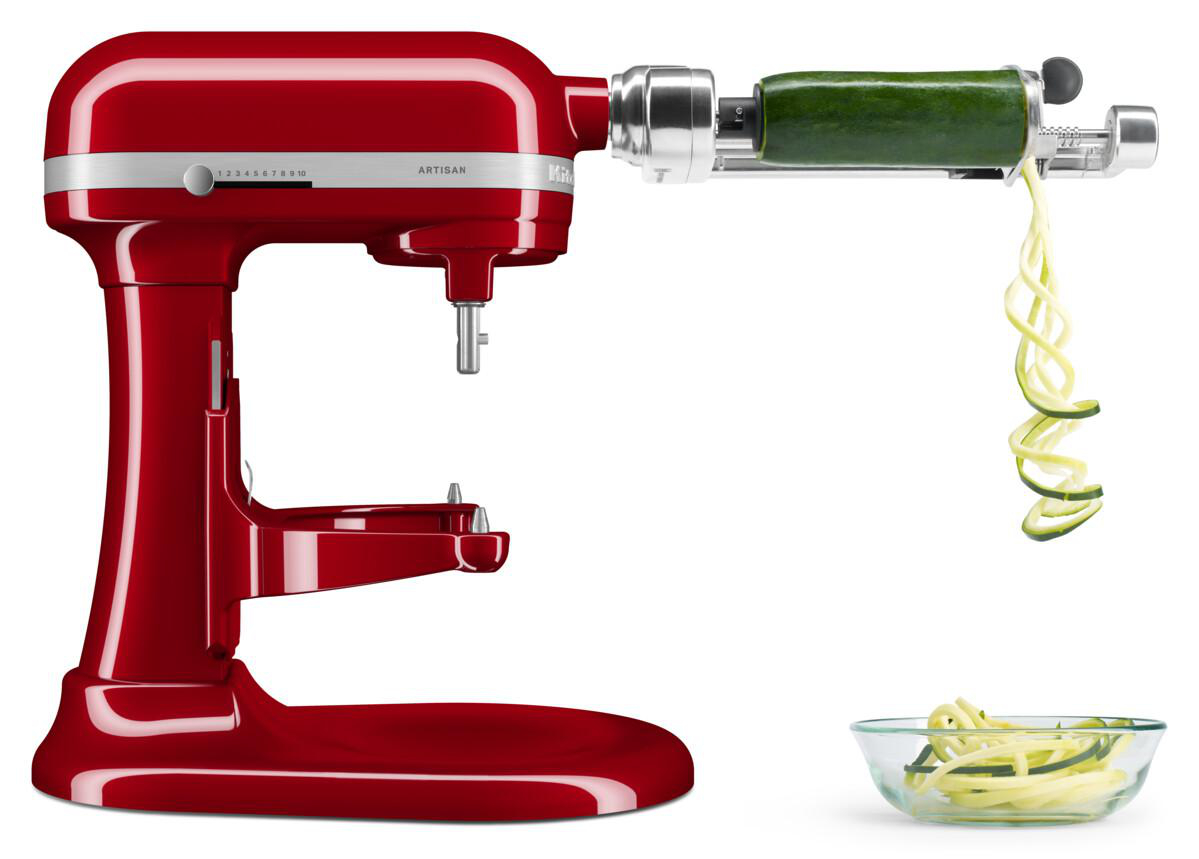 Roter KitchenAid-Mixer mit Spiralschneider-Aufsatz, Zucchini und Glasschüssel mit Zucchininudeln.