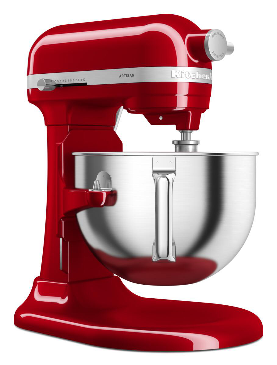 Roter KitchenAid-Mixer. Silberne Schüssel und Bedienelemente. Weißer Hintergrund.