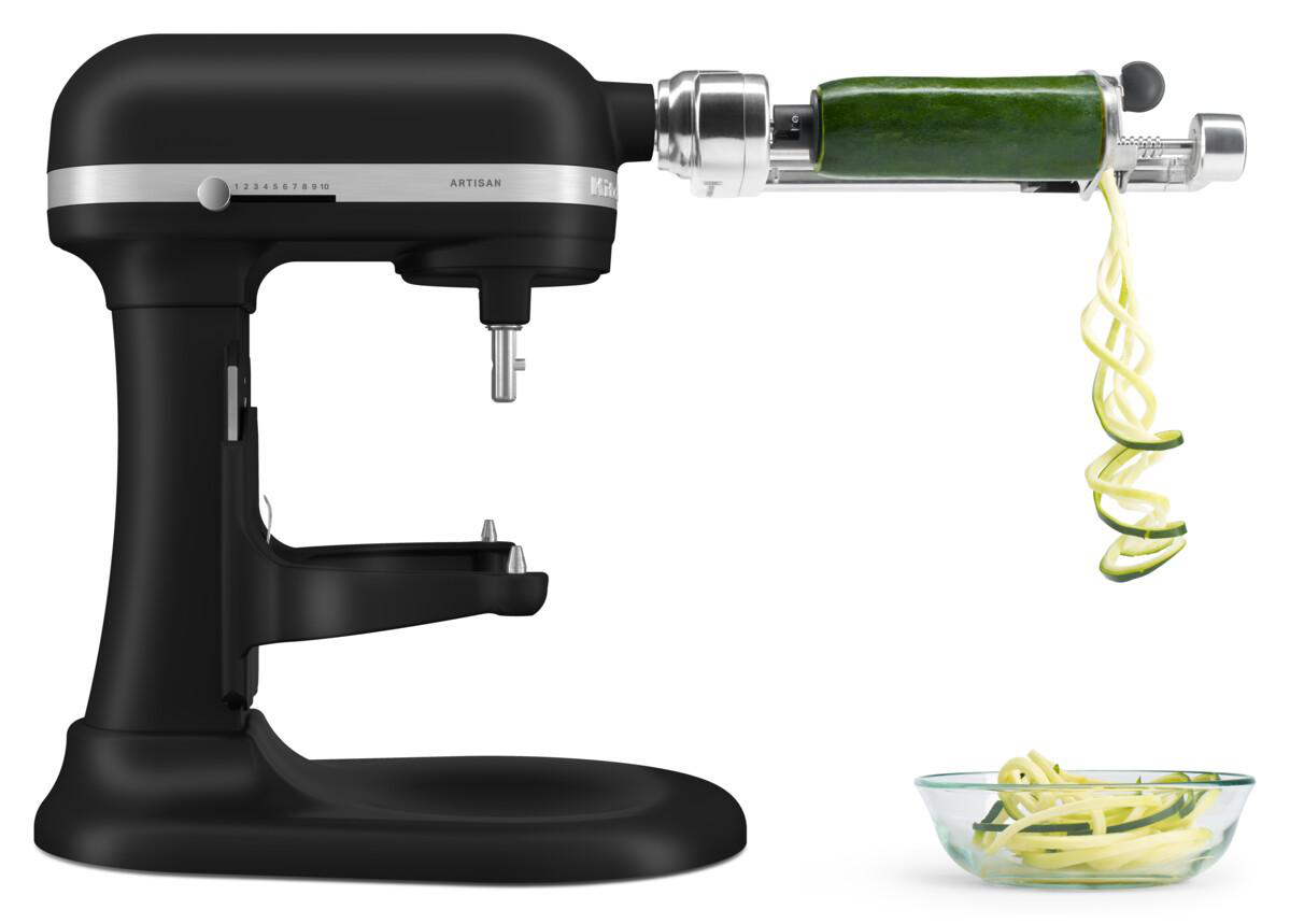 Ein schwarzer KitchenAid Standmixer mit einem Zucchinischneider, Zucchininudeln und einer Schüssel.