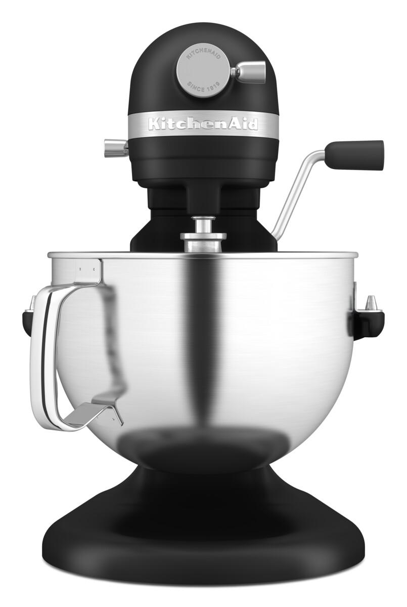 Schwarzer KitchenAid-Küchenmixer mit einer Edelstahlschüssel. Der Mixer hat einen schwarzen Sockel und Kopf.